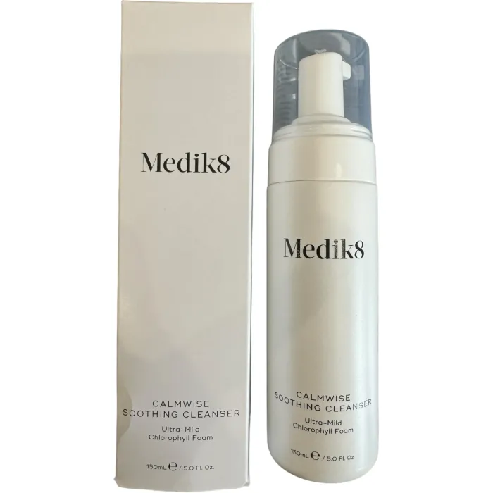 Очищающая пенка для чувствительной кожи Medik8 Calmwise Soothing Cleanser