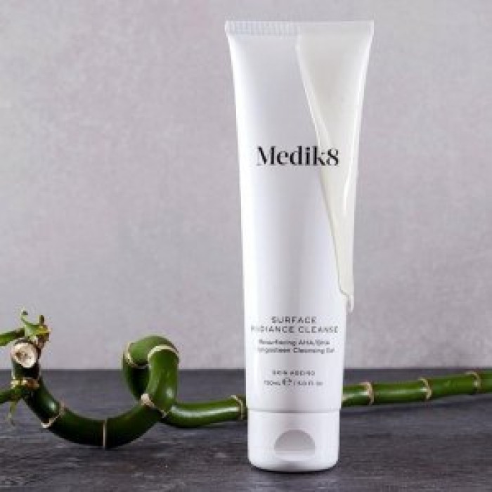 Гель для очищения жирной кожи с AHA кислотами Medik8 Surface Radiance Cleanse
